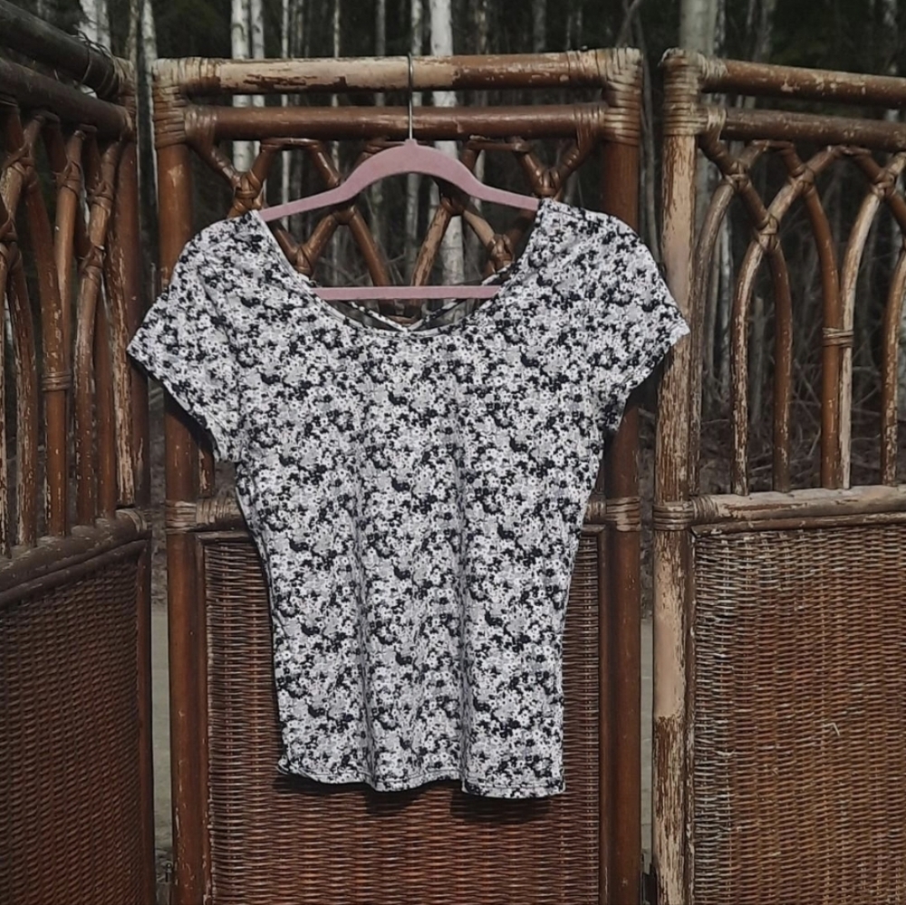 🍀3/15 Monochrome Floral Short Sleeve Women's Top